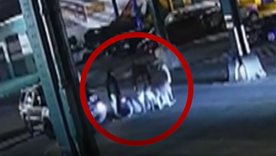 Imagen de una de las grabaciones en las que se ve a los hombres entrando en el alcantarillado en Nueva York.