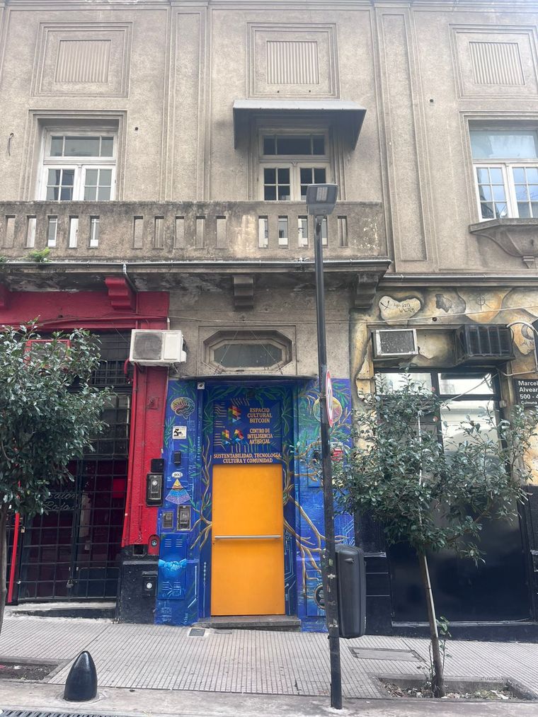 En Retiro, el Espacio Cultural Bitcoin (ECB) junto al Centro de Inteligencia Artificial (IA) celebran la renovación de su fachada,
