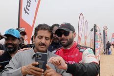 Los fanáticos le piden fotos a su ídolo, Yazeed Al-Rajhi. Foto: @dakar