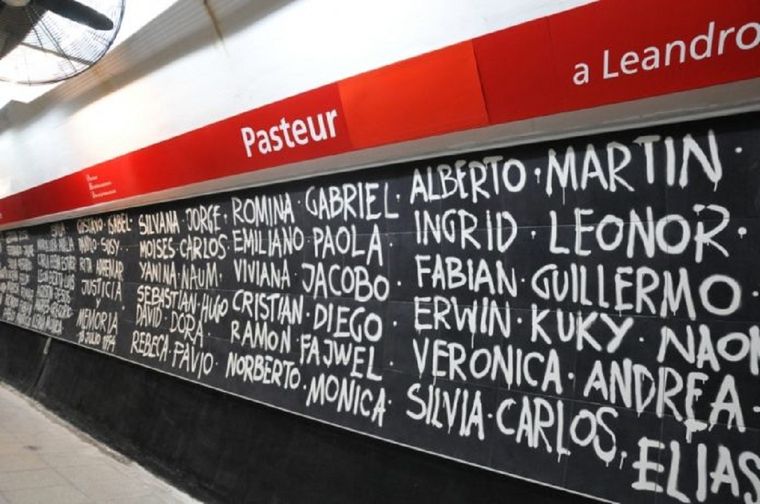 Mural en recuerdo a las víctimas del atentado a la AMIA Foto: AMIA