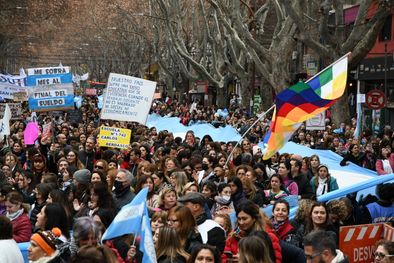 MDZol | La manifestación de estatales fue masiva y desbordó a los propios gremios. Foto: ALF PONCE MERCADO / MDZ