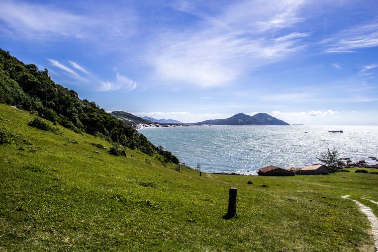 Las playas de Praia do Rosa combinan bahía protegida, morros verdes y un ritmo más sereno fuera de temporada alta. Las playas de Praia do Rosa combinan bahía protegida, morros verdes y un ritmo más sereno fuera de temporada alta.