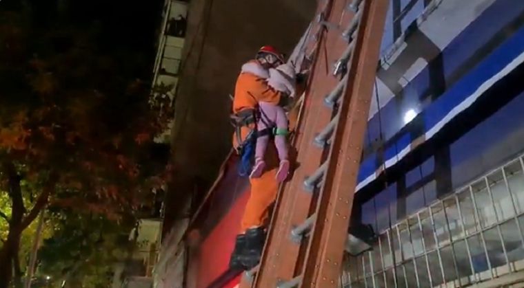 Así rescataban a los niños tras el derrumbe Foto: Captura de video