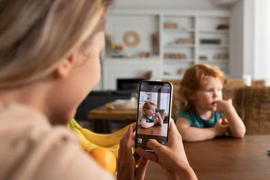 MDZol | Buscan regular la difusión de contenidos que comparten los padres sobre los menores de 13 años Foto: Freepik