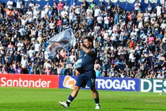Lucho Gómez, autor del primer tanto de la Lepra, festeja su gol con dedicatoria especial. El pueblo azul está de fiesta. Foto: ALF PONCE MERCADO / MDZ