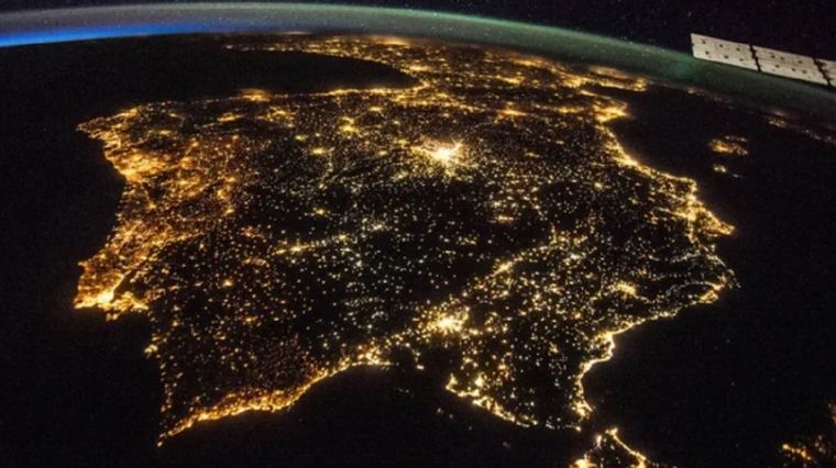 La Península Ibérica de noche desde el espacio. Foto: BBC