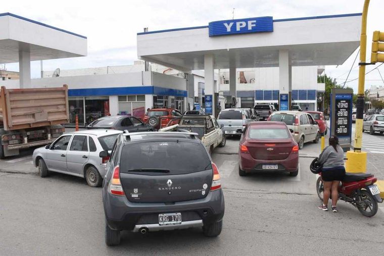 Las largas filas de autos buscando cargar combustible se repiten en la provincia de Neuquén y particularmente en Vaca Muerta Foto: Gentileza  @FranSanchezNQN