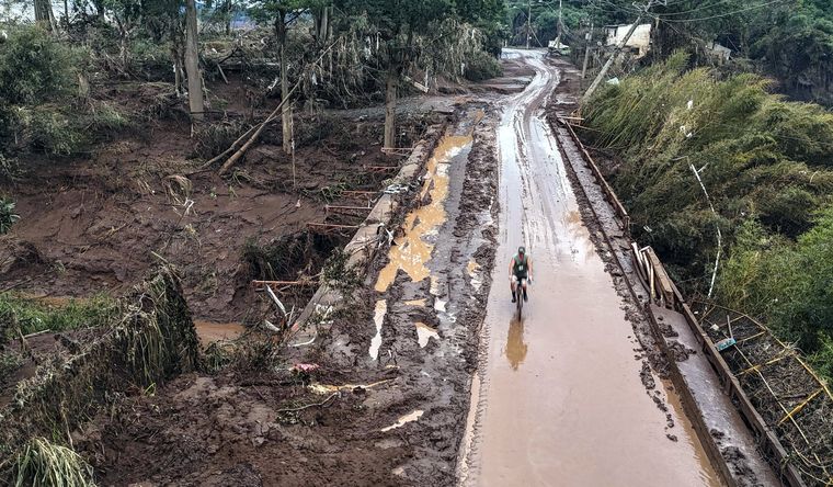 El desborde de los ríos Jacutinga y Engano dejó puentes cubiertos e incomunicó zonas rurales en Santa Catarina. Foto: Efe.