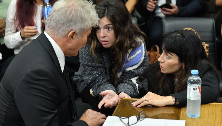 juico por la muerte de maradona Dalma y Gianinna Maradona fernando burlando.jpg