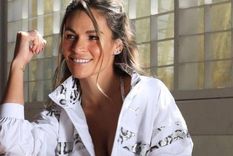 Jenny García, la exbailarina de Shakira, encendió las redes con un diminuto bikini color naranja.