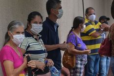 Los habitantes de Serrana, en Brasil, hacen la fila para vacunarse, luego de que la ciudad fuera elegida para un estudio para controlar la inmunización en masa. Foto: GETTY IMAGES