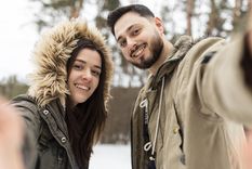 En vacaciones de invierno, muchas parejas eligen viajar por separado. Foto: Freepik.