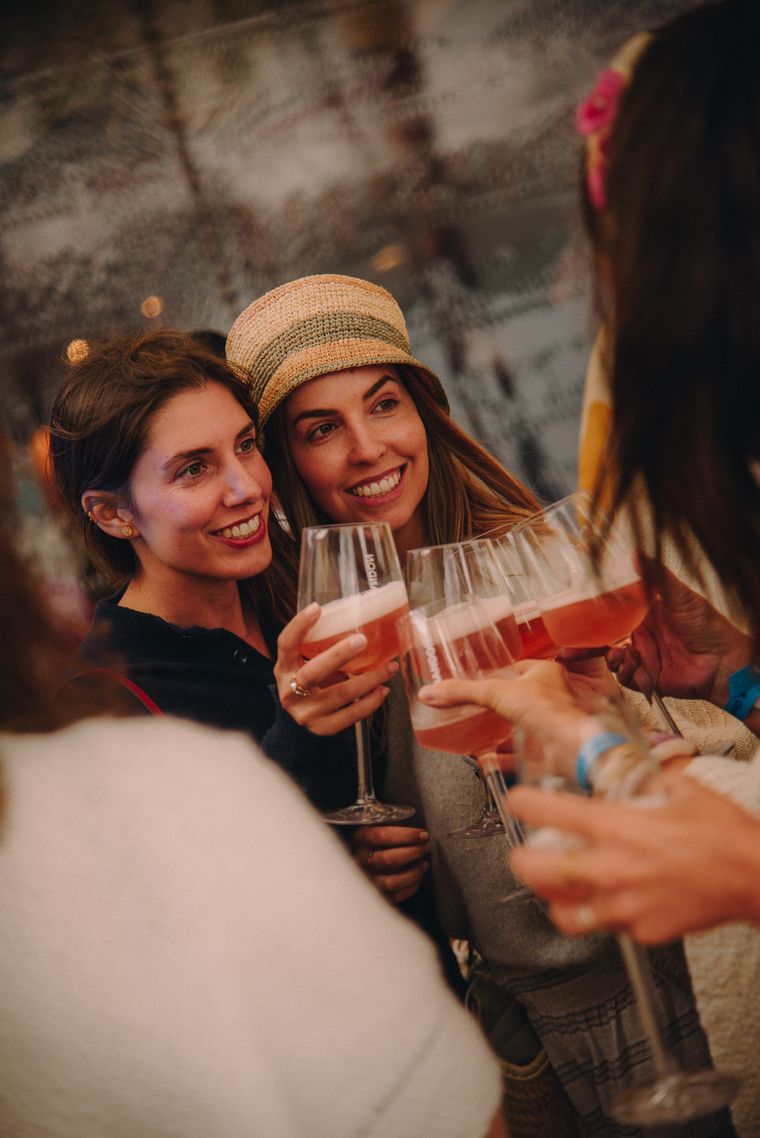 Salida de amigas, disfrutando del delicioso Apéritif. Salida de amigas, disfrutando del delicioso Apéritif.