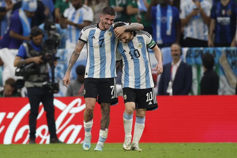 De Paul y Messi, celebran la victoria ante México. Foto: EFE