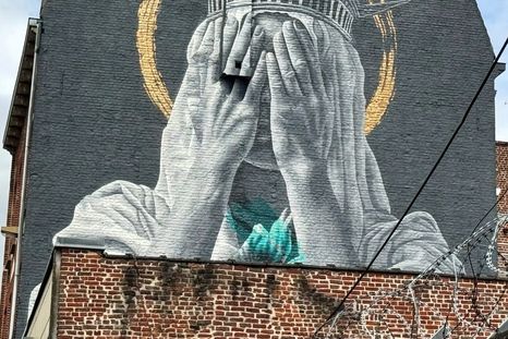 La artista señala que está haciendo lo correcto. La artista señala que está haciendo lo correcto.