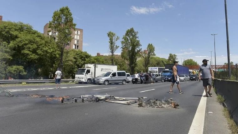 Los vecinos de Villa Lugano cortaron la autopista Dellepiane tras los reiterados días sin luz.