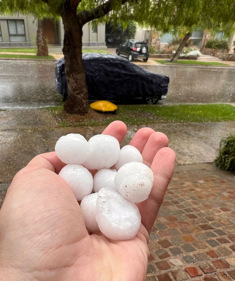 Fuerte granizo en barrio Dalvian Foto: Gentileza Juan Serrano