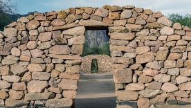 Puertas alineadas en los antiguos recintos de piedra del Shincal, un testimonio de la arquitectura y el orden urbano incaico en el corazón de Catamarca.