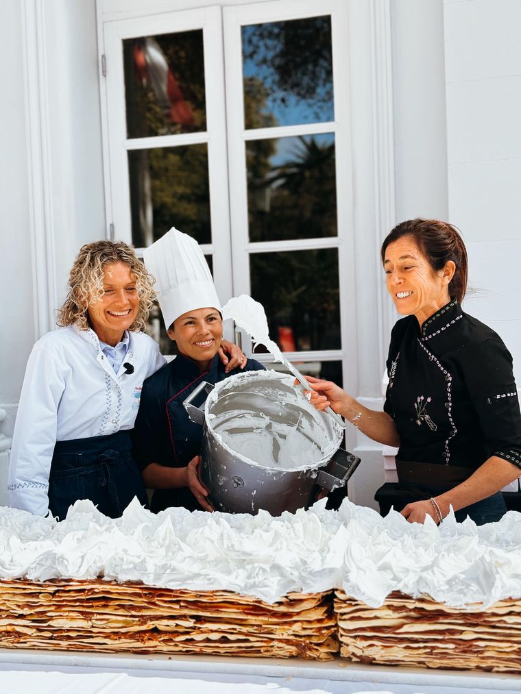 Por supuesto, de más está decir que las porciones que se vendieron eran absolutamente generosas. Por supuesto, de más está decir que las porciones que se vendieron eran absolutamente generosas.