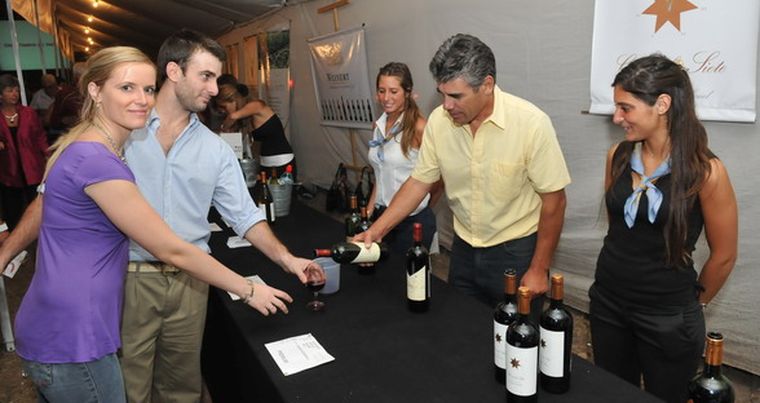 Pancho Páez sirviendo las copas de Diego Navarro y Jimena Alguacil. Foto: Pachy Reynoso / MDZ