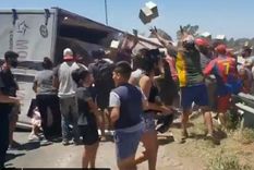 volco un camion con mercaderia y los vecinos lo saquearon