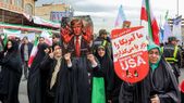 Mujeres iraníes marchan con un cartel que representa al presidente estadounidense Donald Trump con las manos ensangrentadas en Teherán, febrero de 2026. Mujeres iraníes marchan con un cartel que representa al presidente estadounidense Donald Trump con las manos ensangrentadas en Teherán, febrero de 2026.