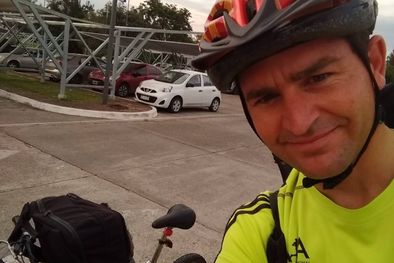 MDZol | Juan Pinasco antes de pedalear 18 kilómetros desde el aeropuerto hasta su alojamiento en Tucumán. No imaginaba que iba a sentir uno de los sismos más fuertes que vivió la provincia en los últimos años