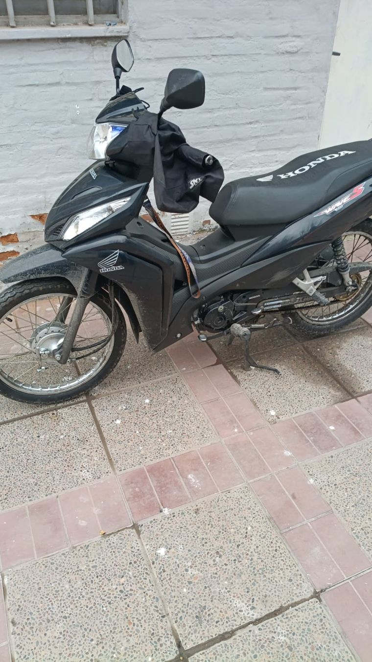 Motocicleta en donde circulaban los malvivientes al momento del robo. Fue secuestrada por efectivos policiales tras el allanamiento. Motocicleta en donde circulaban los malvivientes al momento del robo. Fue secuestrada por efectivos policiales tras el allanamiento.