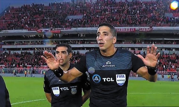 El árbitro del clásico, Yael Falcón Pérez. Foto: Captura