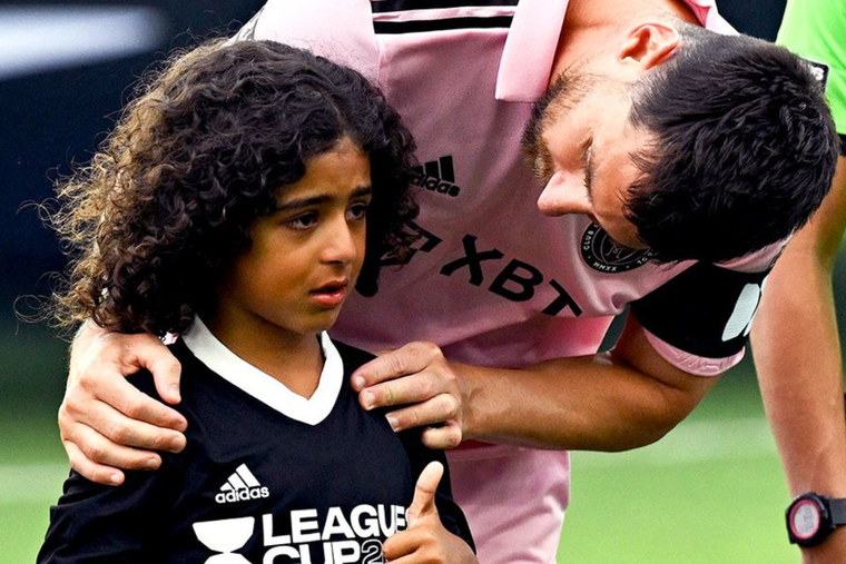 Messi consolando al hijo de DJ Khaled Foto: Bleacher Report