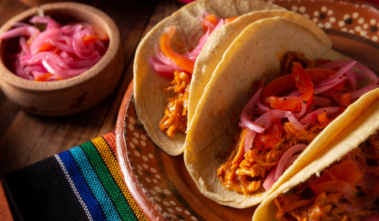 La receta original de cochinita pibil se preparaba bajo tierra en un horno llamado píib, de donde proviene su nombre. La receta original de cochinita pibil se preparaba bajo tierra en un horno llamado píib, de donde proviene su nombre.