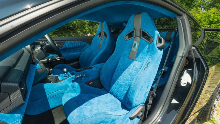 En el interior del Ford Mustang CS800DHse destacan los asientos deportivos Recaro de competición ajustables con calefacción y refrigeración. En el interior del Ford Mustang CS800DHse destacan los asientos deportivos Recaro de competición ajustables con calefacción y refrigeración.