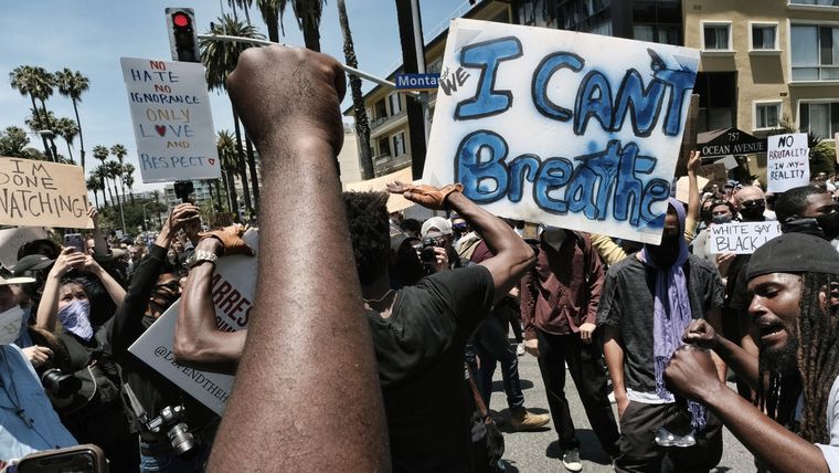 Protesta en Santa Mónica (California, EE.UU.) por la muerte de George Floyd, 31 de mayo de 2020.