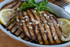 Cómo hacer berenjenas a la parrilla con ajo y aceite de oliva Foto: Shutterstock