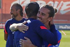 El abrazo entre dos viejos conocidos Foto: Atlético de Madrid