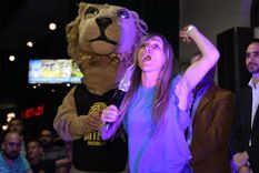 Mercedes Llano celebra con el león detrás. Foto: Alf Ponce Mercado/MDZ Mercedes Llano celebra con el león detrás. Foto: Alf Ponce Mercado/MDZ