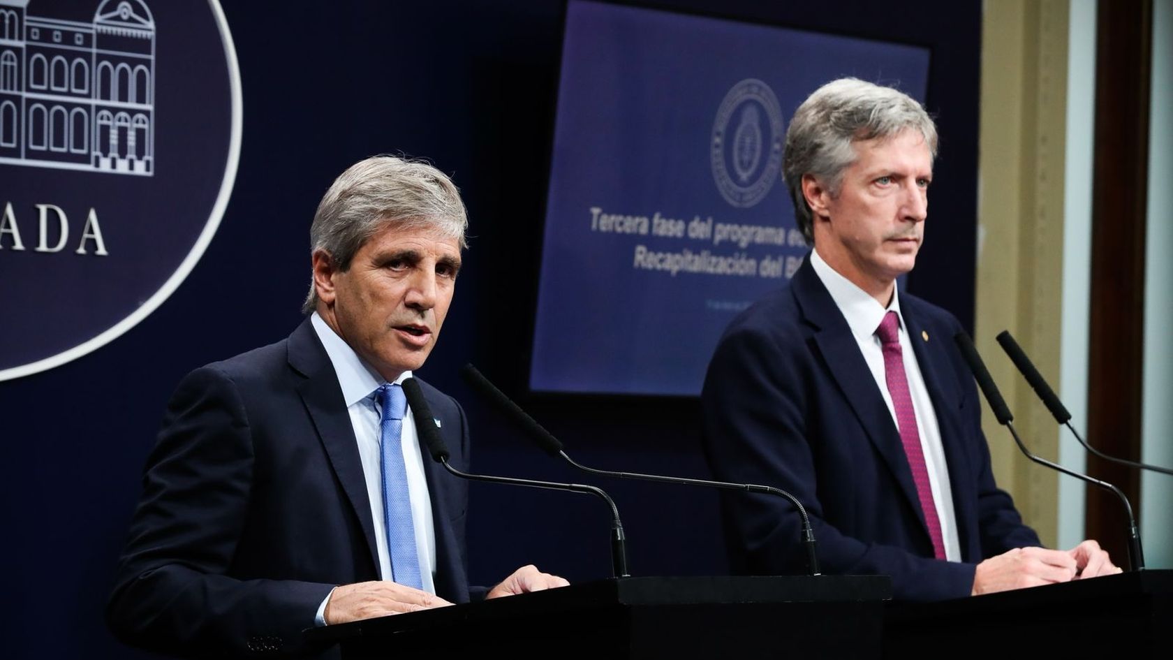 El ministro de Economía, Luis Caputo, y el titular del Banco Central, Santiago Bausili, monitorean cómo está la demanda de dinero para definir las tasas de interés.&nbsp;