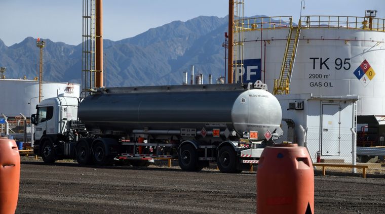 En el país hay sólo seis refinerías, que deben transformar el crudo de Vaca Muerta y las cuencas convencionales en combustibles para los vehículos. Foto: ALF PONCE MERCADO / MDZ