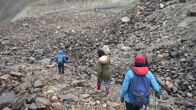 MDZ caminó sobre el glaciar de escombros en el Paso El Portillo. MDZ caminó sobre el glaciar de escombros en el Paso El Portillo.