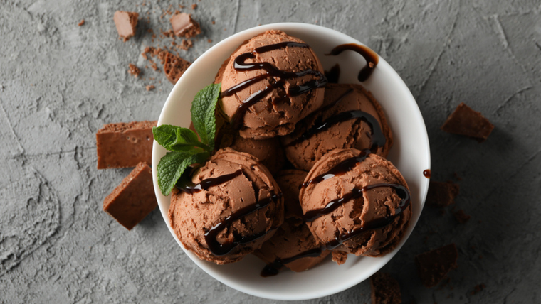 La receta de helado con salsa de chocolate juega con el contraste entre frío y caliente. La receta de helado con salsa de chocolate juega con el contraste entre frío y caliente.