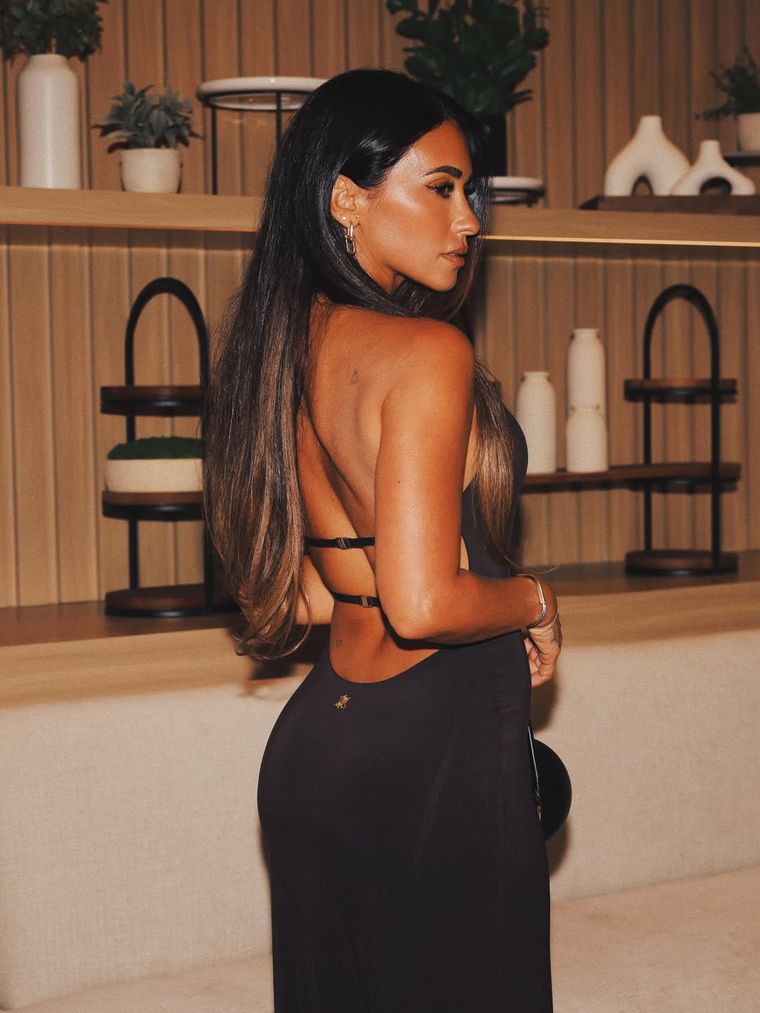 Un peinado lacio hacia el costado y un maquillaje en tonos neutros completaron la apuesta de la influencer. Un peinado lacio hacia el costado y un maquillaje en tonos neutros completaron la apuesta de la influencer.