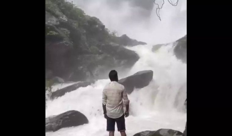 India cascada joven desaparecido Captura de pantalla del video del joven de India. Foto: Captura de pantalla.