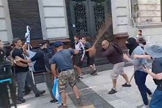 Las agresiones fueron de militantes de izquierda a un grupo que solo estaban parados sobre la Avenida de Mayo Foto: Captura de video