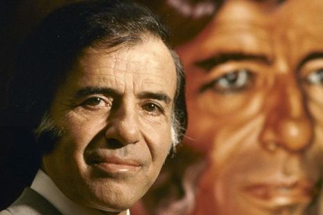 La foto de Menem como candidato a la presidencia en 1989 lo mostraba así, con un inmenso fresco de sí mismo detrás. Foto: AFP