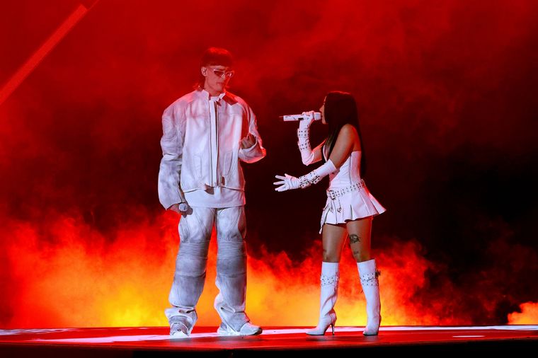 Peso Pluma y Nicki Nicole cantaron juntos en la ceremonia. Foto: Gentileza  BOCA PR