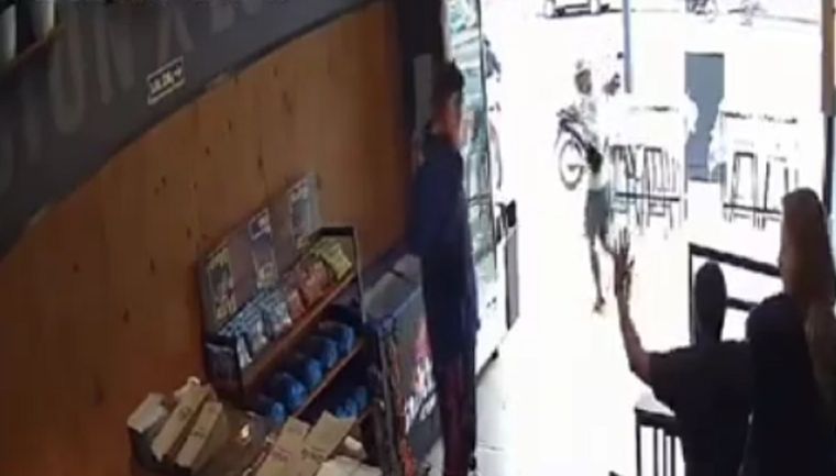 Delincuentes apuntaron con armas a trabajadores y clientes Foto: Captura de video