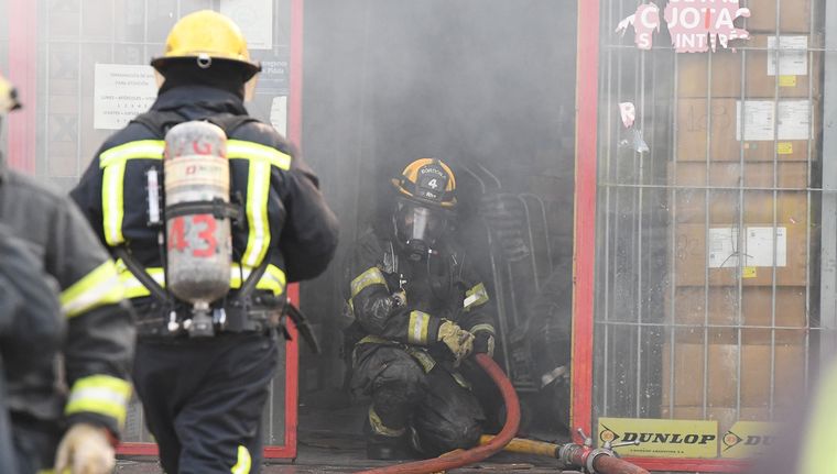 El trabajo de los bomberos esta mañana en el incendio Foto: Rodrigo DAngelo / MDZ