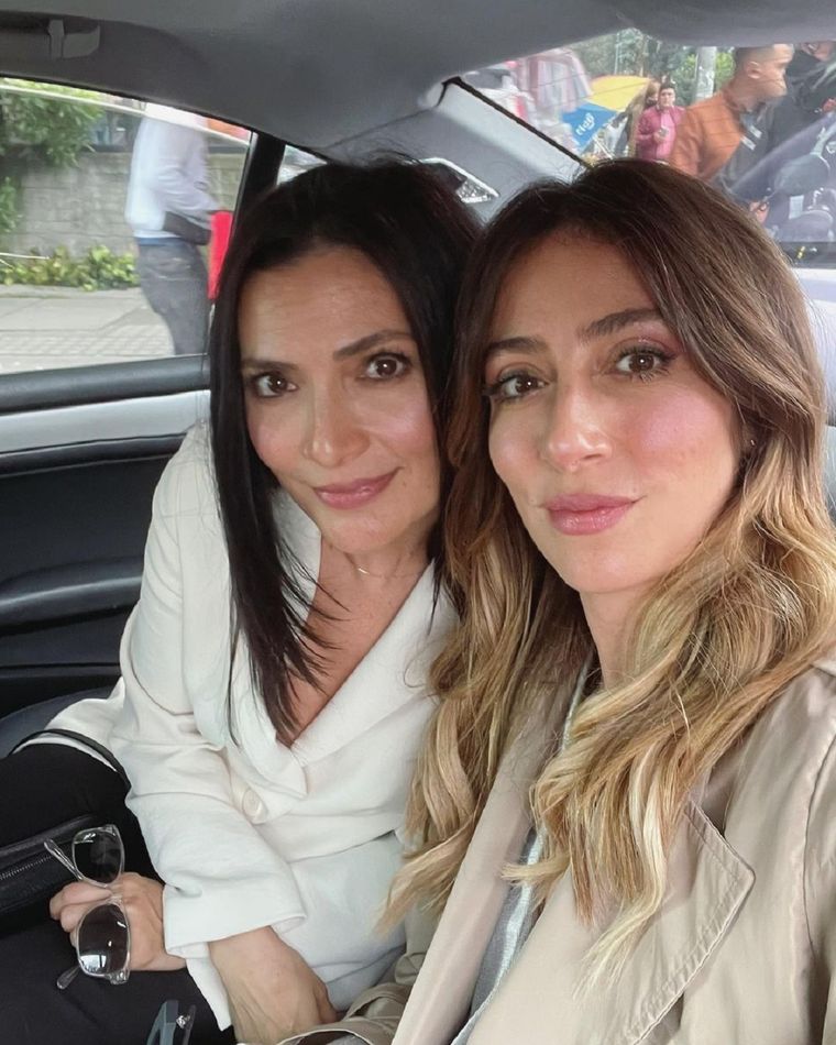 Ana María Orozco junto a su hermana Verónica Orozco.