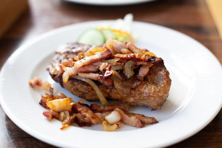 A partir de esta receta se preparan platos similares con vino, crema, champiñones o incluso con huevo frito encima. A partir de esta receta se preparan platos similares con vino, crema, champiñones o incluso con huevo frito encima.