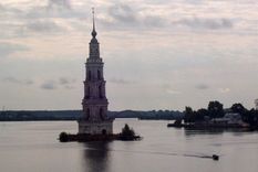 El campanario del monasterio de San Nicolás, en Kalyazin, es el último vestigio de una construcción del siglo XII que fue anegada. (Fuente: BBC MUNDO)